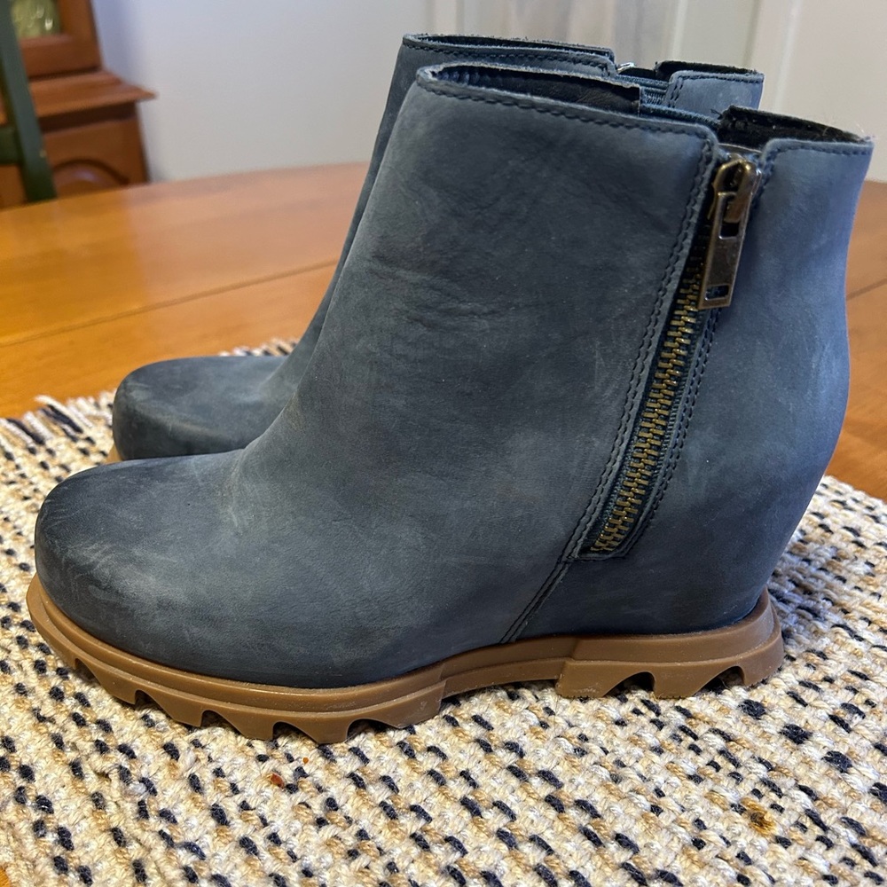 Blue Sorel “Joan of Arc” boots
